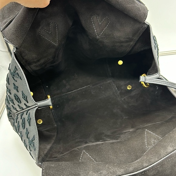 Louis Vuitton Black Leather Veau Cachemire Handbag - Picture 11 of 16